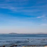 Awe-Inspiring Ocean-Views Apt No Load-Shedding