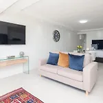 Awe-Inspiring Ocean-Views Apt No Load-Shedding