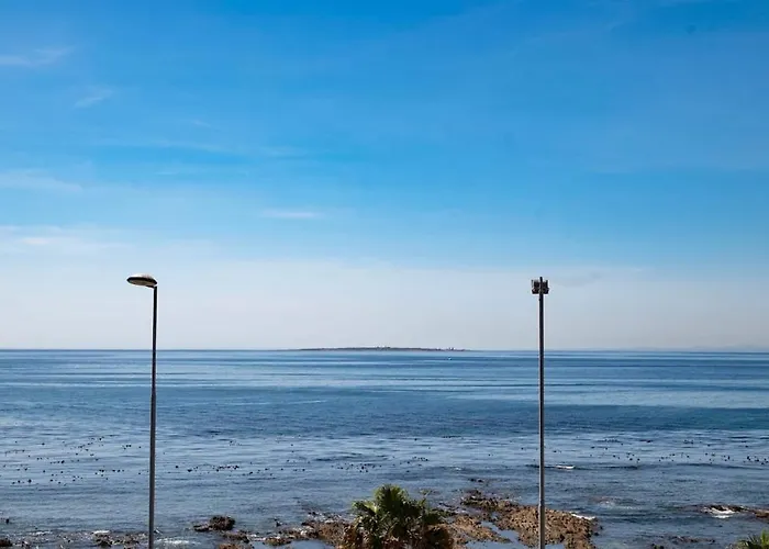 Awe-Inspiring Ocean-Views Apt No Load-Shedding