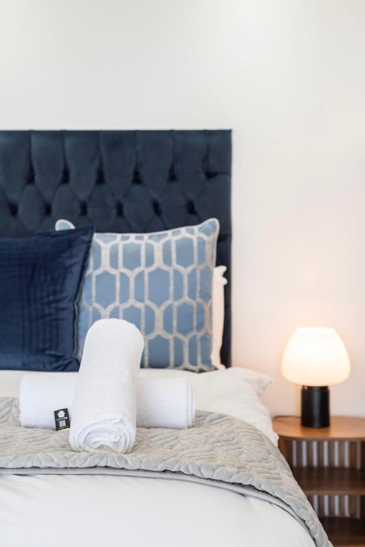 Awe-inspiring Ocean-views No Load-shedding Apartment Cape Town