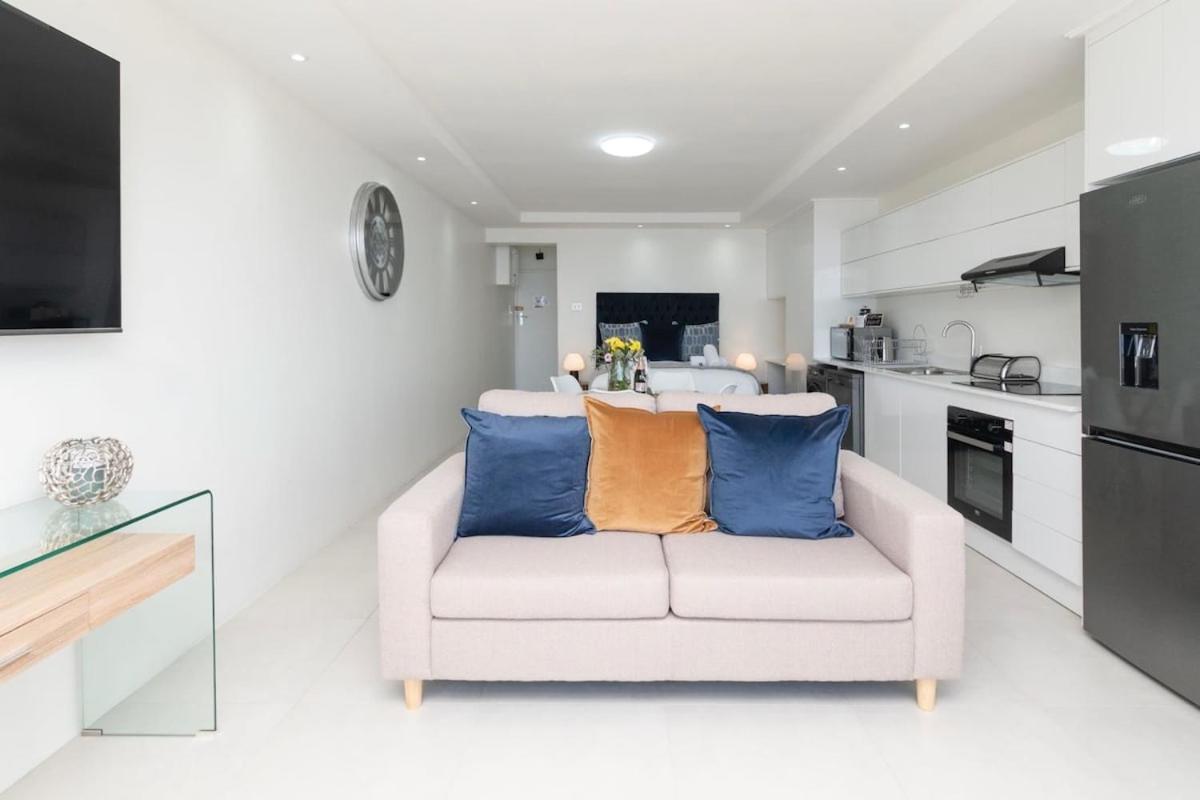 Awe-inspiring Ocean-views No Load-shedding Apartment